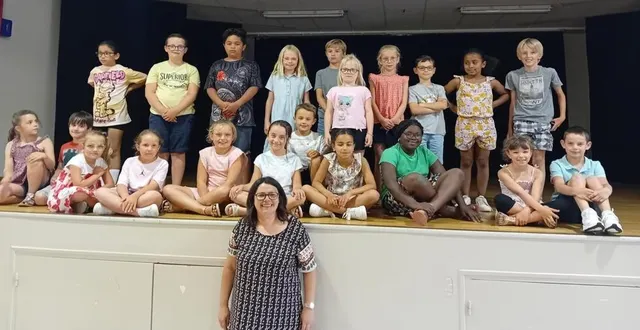 photo  anne-lise livet et ses 22 élèves apprentis comédiens.  &copy;  ouest-france 