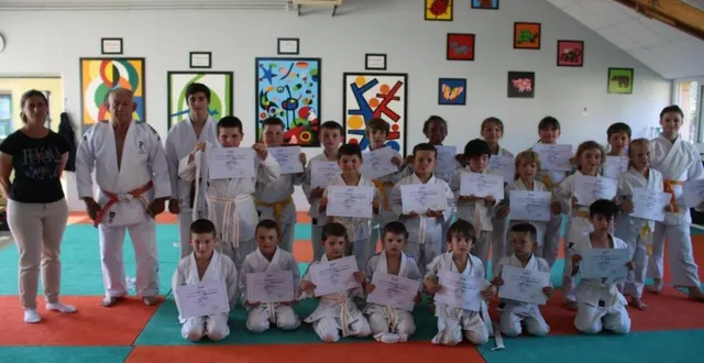 photo  gaëlle assier, présidente du club de judo, andré boutin, professeur, et julian assier (à gauche), accompagnés des jeunes licenciés.  &copy;  ouest-france 