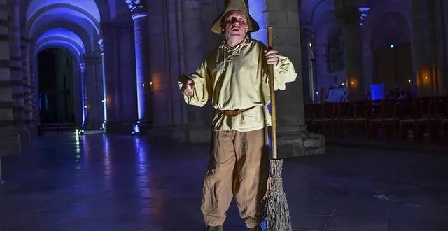 photo  le spectacle déambulatoire « les mystères de la cathédrale » reprend le 21 juillet.  &copy;  archives le maine libre – yvon loué 