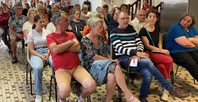 photo  les élus et les habitants réunis.   &copy;  le maine libre 