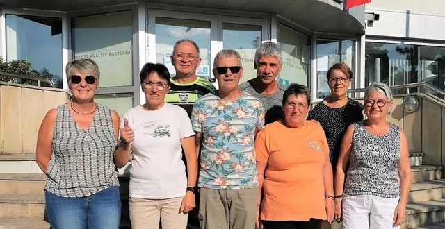 photo  présentation du bureau vendredi : au centre bruno aveline, entouré de lucie barreau, nelly blossier, nathalie tessier, martine schiltz, élizabeth malassigné, michel tessier et patrice schiltz (manquent jean-marie david et catherine radé).   &copy;  le maine libre 
