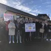 photo les parents s’étaient rassemblés à plusieurs reprises devant l’école d’écouché (orne) avec des pancartes, pour manifester leur mécontentement.