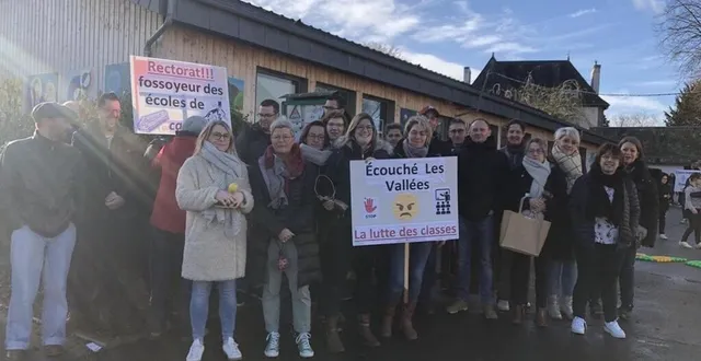 photo  les parents s’étaient rassemblés à plusieurs reprises devant l’école d’écouché (orne) avec des pancartes, pour manifester leur mécontentement.  &copy;  archives. 