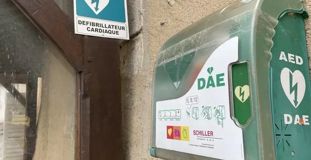 photo  samedi 24 juin 2023, le défibrillateur situé à côté de l’église du luart, contre un mur de l’église, ne disposait plus de sa batterie quand il a été utilisé par un agriculteur pour tenter de sauver l’un des employés à dollon.  &copy;  le maine libre 