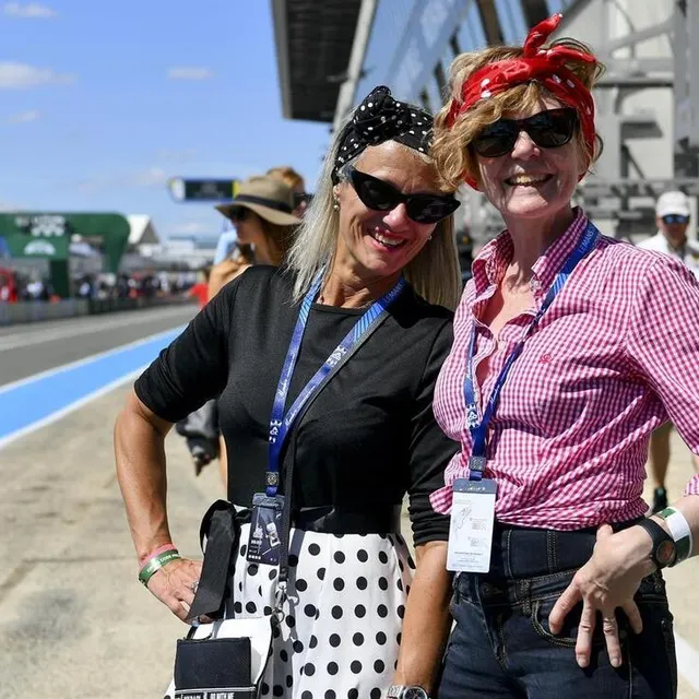 photo pendant le mans classic, des spectateurs se prêtent au jeu et arborent des tenues d’époque.  ©  archives le maine libre – yvon loue