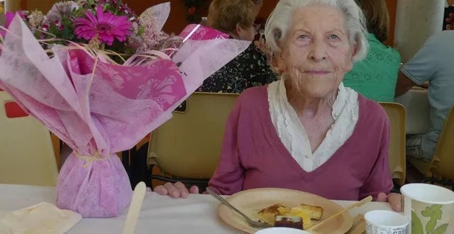 photo  arlette poivret a reçu des fleurs pour son anniversaire  &copy;  ouest-france 