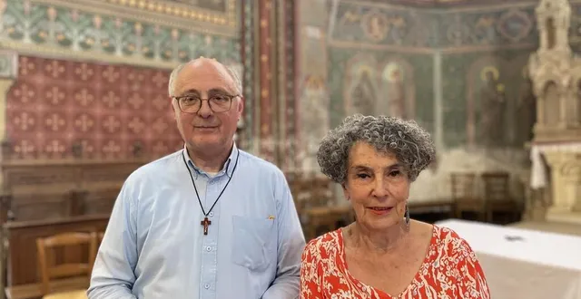 photo  l’abée michel renault, de la paroisse d’athis et joële vermot-gaud, responsable culture et foi pour le pôle de flers.  &copy;  ouest-france 