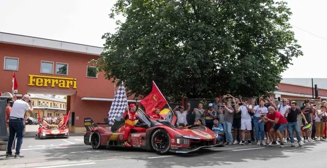 photo  les pilotes ferrari des 24 heures du mans ont été accueillis en héros dans les rues de maranello en italie.  &copy;  ferrari 