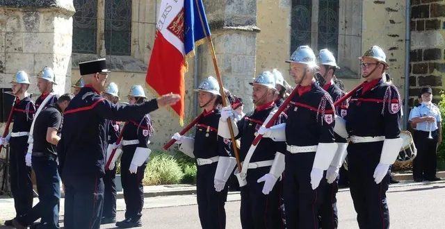 photo  le passage de drapeau entre écouché et bretoncelles s’est fait en grande cérémonie.  &copy;  ouest-france 