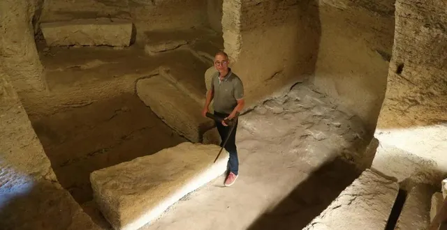 photo  doué-la-fontaine, mardi 27 juin. didier chabot assure une partie des visites du site troglodytes et sarcophages et fait remonter le temps au public.  &copy;  co – yvan georget 