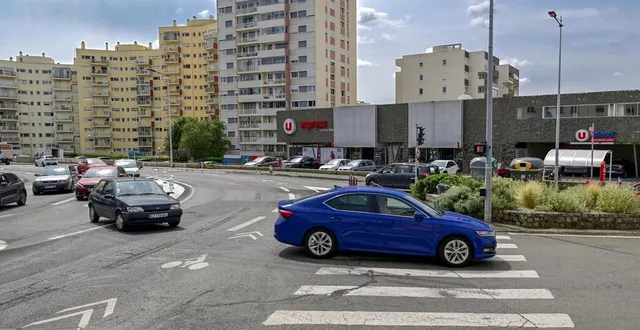 photo  avenue bollée, à l’angle de la rue de la mariette, un giratoire doit être créé.  &copy;  photo le maine libre – yvon loué 