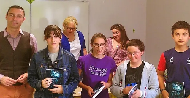 photo  thierry bataille avec les élèves de 5e publiés.  &copy;  ouest-france 