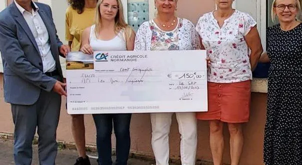 photo  un chèque de 150 € pour les parents d’élèves.  &copy;  ouest-france 