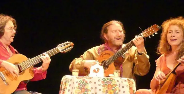 photo  dimanche après-midi, la chaleur a détourné les spectateurs de la salle mirbeau… pourtant, ceux qui ont participé à ce dernier dimanche musical sont sortis enchantés, après ce voyage littéraire et musical de qualité, grâce à la lecture de pascal monge, la voix de natacha fialkovsky et sa balalaïka et aux guitares d’olivier cahours et de pascal storch. portée par l’enthousiasme des spectateurs, anne revel a promis qu’elle les inviterait pour une nouvelle représentation.  &copy;  ouest-france 