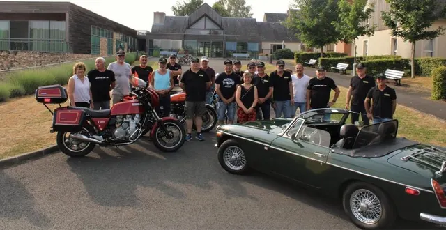 photo  laure hulin, animatrice à l’ehpad, au milieu des organisateurs du moto-club casque d’or de saint-gervais-en-belin.  &copy;  ouest-france 
