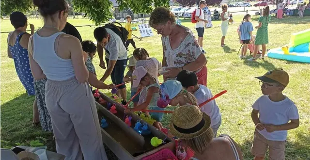 photo  jeu phare de la kermesse, la pêche à la ligne a attiré de nombreux enfants, samedi au stade.  &copy;  le maine libre 