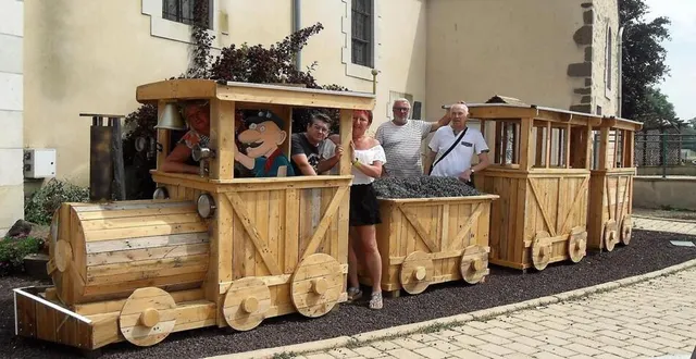photo  grâce à rené (premier à droite), une réplique de la bouille a rejoint la place de l’église.  &copy;  le maine libre 