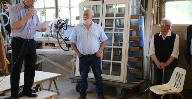 photo  pascal chauvin, à gauche, accompagné de son père bernard chauvin, à droite, et du maire andré trottet, au centre.   &copy;  le maine libre 