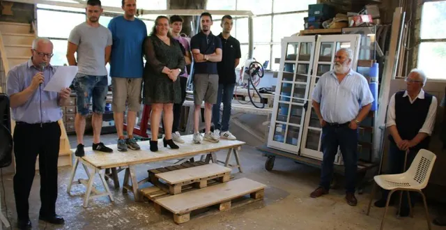 photo  pascal chauvin, le patron (à gauche), a présenté son équipe de collaborateurs avec son épouse karine, en présence d’andré trottet, le maire, et de son père bernard chauvin.  &copy;  ouest-france 