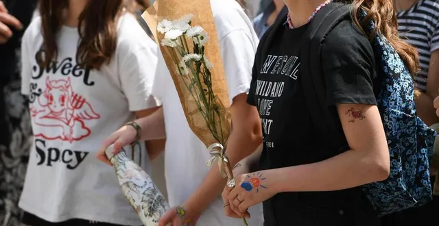 photo  de nombreux collégiens, camarades de classe des enfants d’adélaïde, ont participé à la marche blanche.  &copy;  co – josselin clair 
