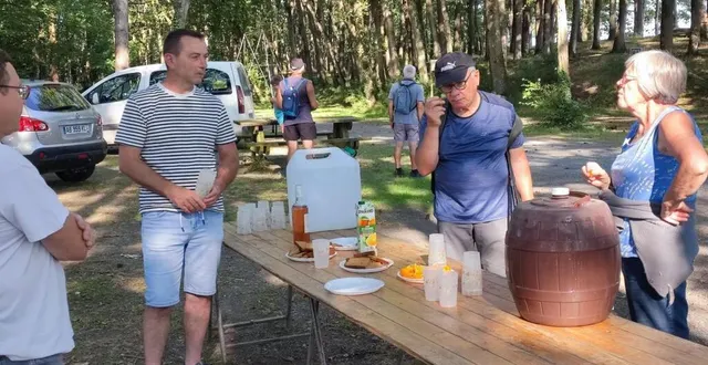 photo  la très forte chaleur à sans doute freiné des randonneurs. ils étaient quand même 400 (marcheurs et vtt) vendredi, sur les tracés du comité des fêtes, organisateur.  &copy;  ouest-france 