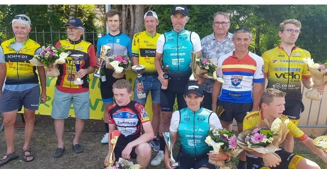 photo  le podium avec les différents vainqueurs aux côtés du président des cyclistes de l’olympique, michel hervieu (à gauche)  &copy;  ouest-france 