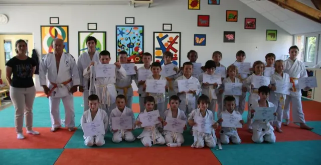 photo  andré boutin, deuxième à gauche, 60 ans de judo, 40 années à la ligue de normandie.  &copy;  le maine libre 