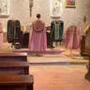 photo marie roquebert animera, vendredi soir, une conférence sur les chasubles sacerdotales en illustrant avec celles exposées dans l’église.