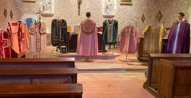 photo  marie roquebert animera, vendredi soir, une conférence sur les chasubles sacerdotales en illustrant avec celles exposées dans l’église.  &copy;  ouest-france 