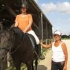 photo angélique bralet, propriétaire des écuries la bourrelière (à droite), en compagnie d’amélie besseau, sur son cheval, carat.