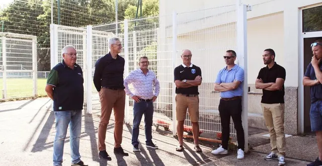 photo  au côté du président basset (à gauche), david bougeant et frédéric davy (2e et 3e à gauche). nordine arik, adjoint au maire, à droite.   &copy;  le maine libre 
