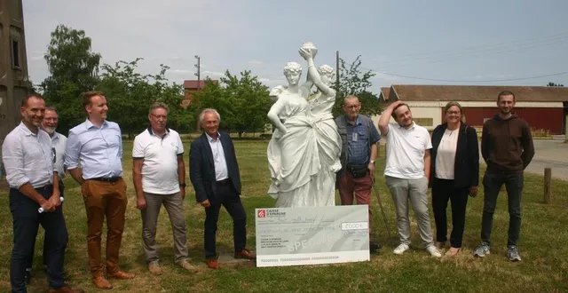 photo  élus et partenaires autour de paul et félix, porteurs du projet de restauration.  &copy;  le maine libre 