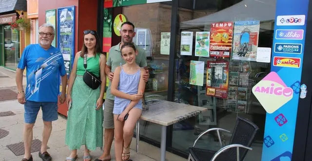 photo  patrick cotteaux et raphaël roger, accompagnés de deux jeunes bénévoles, eden et flora.  &copy;  le maine libre 