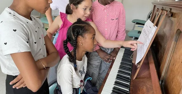photo  des élèves de l’école du point-du-jour, à alençon, jouent sur le piano qui est mis à leur disposition, dans une petite salle accessible depuis la cour de récréation.  &copy;  ouest-france 