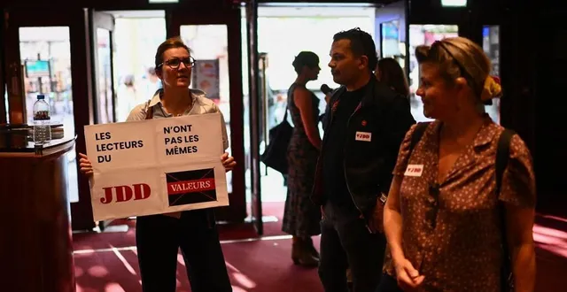 photo  organisé par reporters sans frontières le mardi 27 juin au théâtre libre à paris, la soirée de soutien au jdd a réuni journalistes en grève de la rédaction, personnalités médiatiques et politiques  &copy;  christophe archambault / afp 