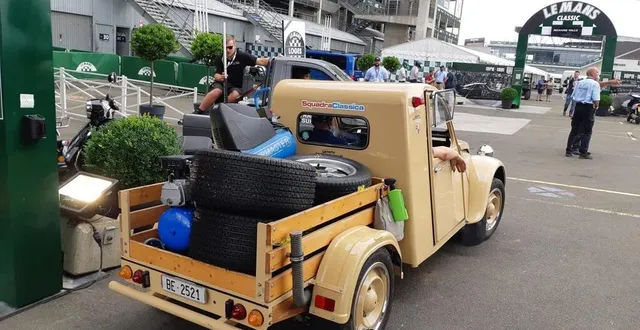 photo  quoi de mieux qu’une 2cv pour transporter le matériel ?  &copy;  guillaume nédélec 