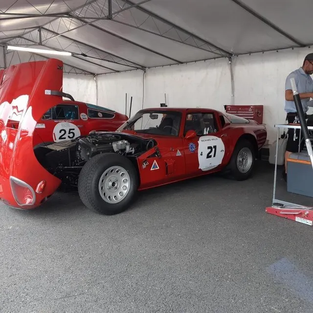 photo sous l’immense capot de cette alfa romeo, un moteur à préparer en vue du mans classic.  ©  guillaume nédélec