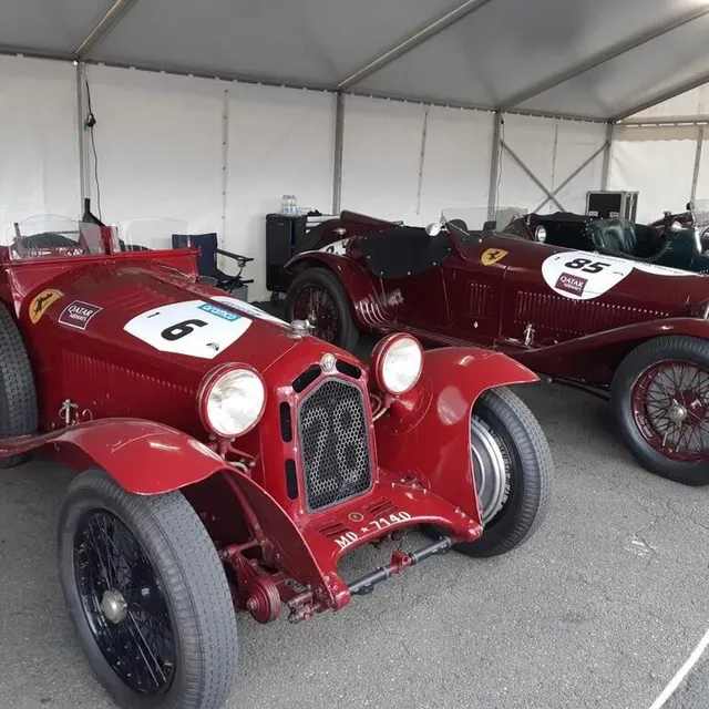 photo dans les années 1930, alfa romeo demandait à ferrari de faire courir ses voitures. d’où le logo de la scuderia ferrari sur le capot de ces 6c.  ©  guillaume nédélec