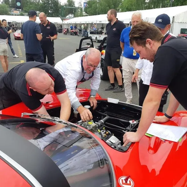 photo cela discute mécanique, autour de ce moteur de bizzarini.  ©  guillaume nédélec