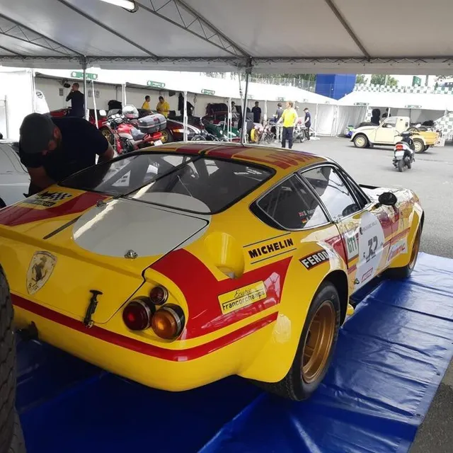 photo une ferrari daytona attend de prendre la piste.  ©  guillaume nédélec
