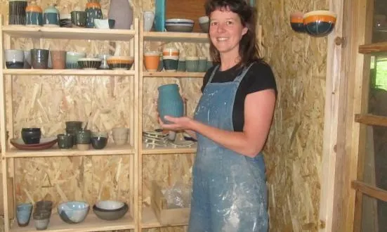 photo  chloé carnet, dans son atelier à la menuise à bréel. « je viens de terminer mon atelier, tout simple, spacieux et lumineux, où j’aime travailler en écoutant de la musique ou des émissions culturelles ».  &copy;  ouest-france 
