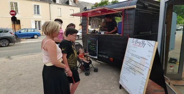 photo  dès son installation, place de la mairie, le nouveaux food truck familial le buns’ny a accueilli de nombreux clients.  &copy;  ouest-france 