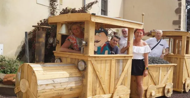 photo  un groupe de bénévoles a fabriqué la réplique du petit train de la forge d’antoigné.  &copy;  ouest-france 