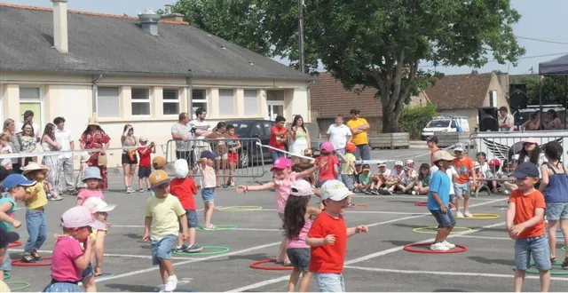 photo  kermesse, chants et danses pour une fête de fin d’année dans la tradition.  &copy;  le maine libre 