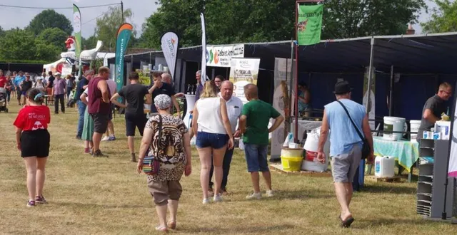 photo  il faisait bon flâner et se renseigner auprès des différents stands.  &copy;  le maine libre 