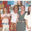 photo  la professeure de baz’arts oizéens isabelle jacob avec les trois vainqueurs du concours, romie, brigitte et lou. 