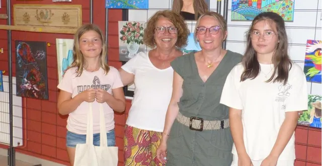 photo  la professeure de baz’arts oizéens isabelle jacob avec les trois vainqueurs du concours, romie, brigitte et lou.  &copy;  le maine libre 