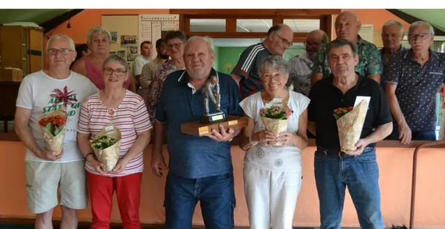 photo  vainqueurs et finalistes avec le président michel vannier.  &copy;  le maine libre 