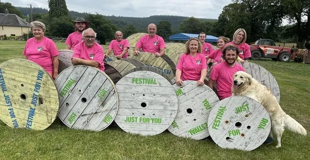 photo  une partie des bénévoles du festival just for you était déjà à pied d’œuvre, mercredi 28 juin 2023, à la ferrière-béchet.  &copy;  ouest-france 