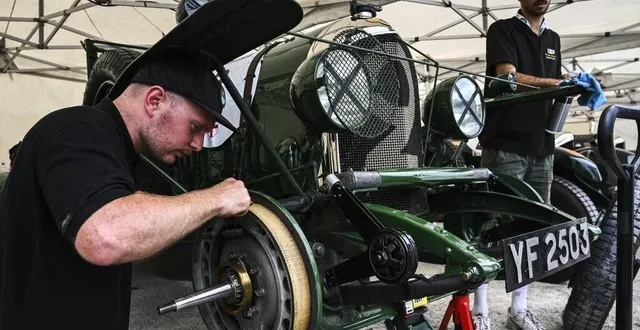 photo  sur ces machines de presque 100 ans, il y a forcément quelques petits réglages à faire avant de prendre la piste…  &copy;  le maine libre – denis lambert 